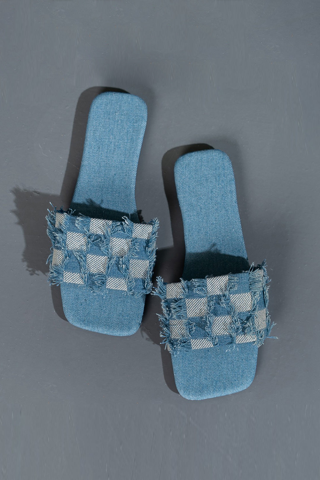 Nora - Gerafelde denim slippers met ruiten