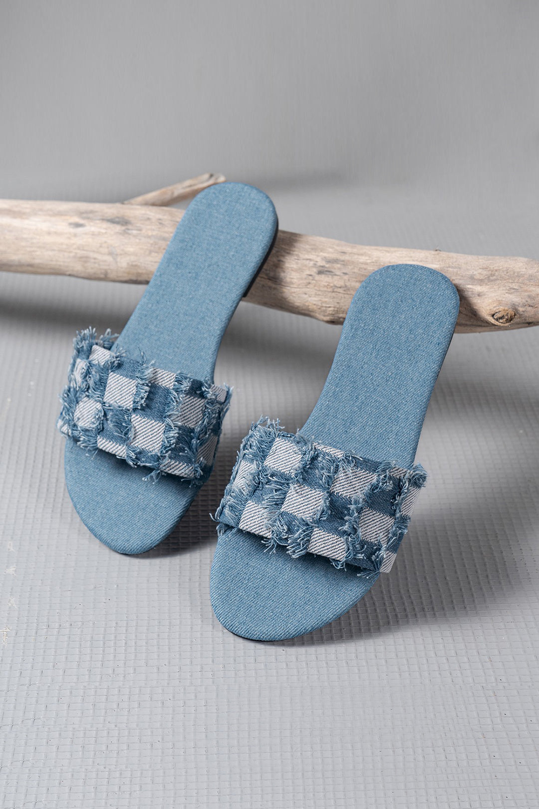 Nora - Gerafelde denim slippers met ruiten