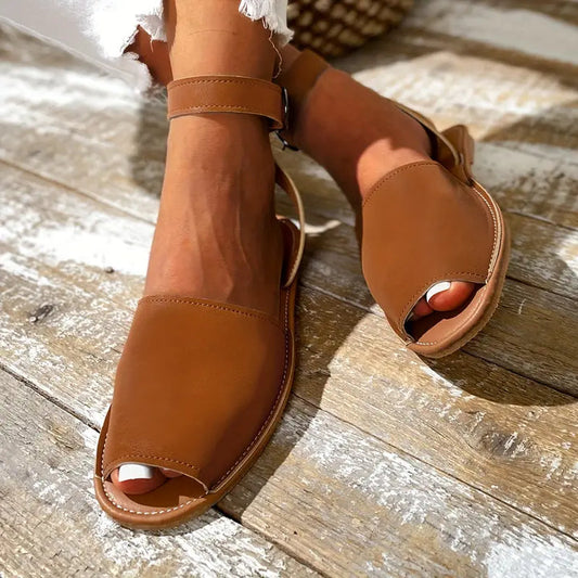 Ariënne - Platte peep-toe sandalen met casual gesp