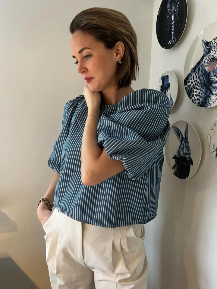 Anselma - Elegante blauw gestreepte top met strik voor vrouwen